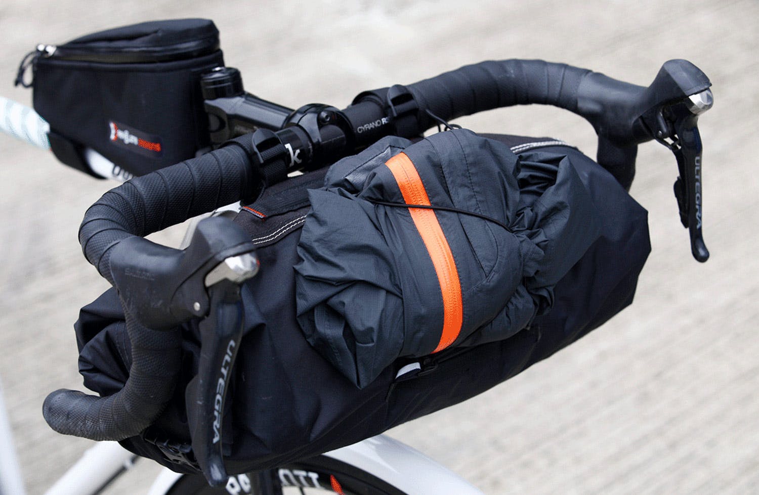 pannier_revelate-designs_sweetroll-handebar-pack_4.jpg