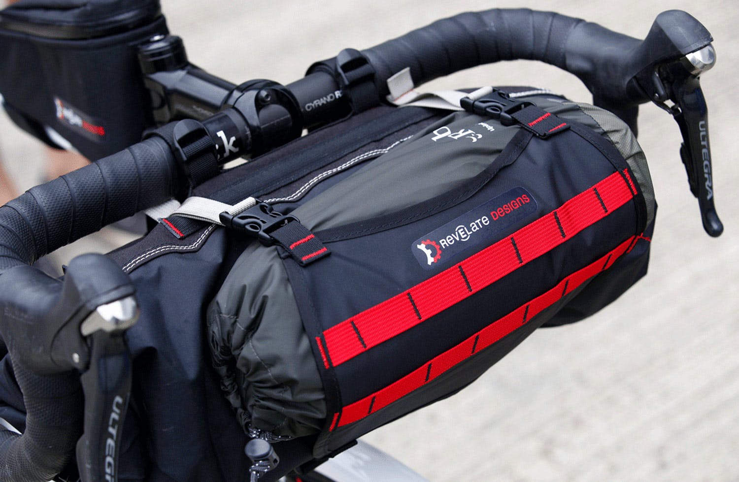 pannier_revelate-designs_sweetroll-handebar-pack_5.jpg